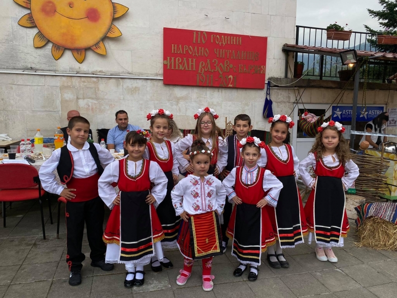 Традициите оживяха във фолклорния събор Богородица в Бързия съобщиха от