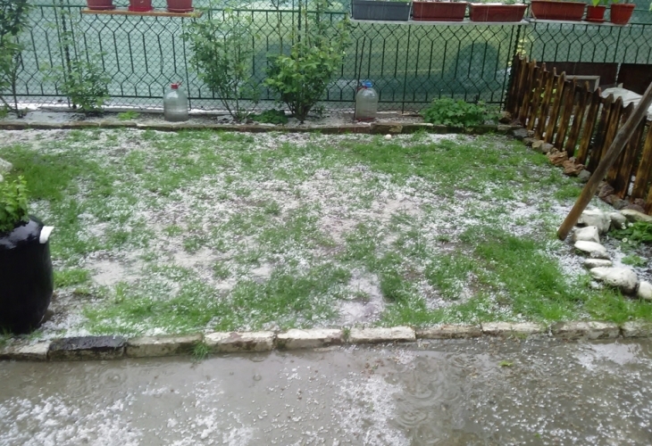 Почти в цялата страна се сипе силен дъжд но в