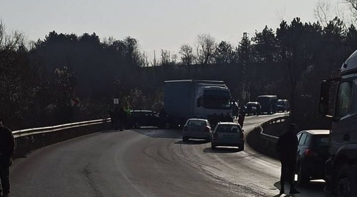 Трима младежи са загинали при катастрофа на пътя Варна-Бургас в