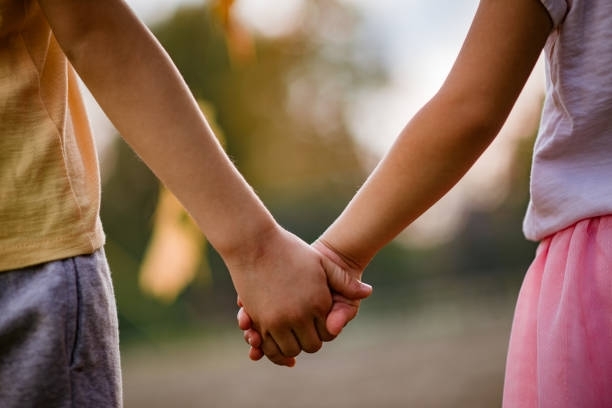 Две деца са били намерени докато се скитали безпризорно в