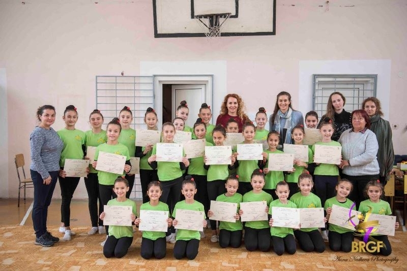 27 гимнастички на ЖКХГ Анелия Мездра на възраст от 7