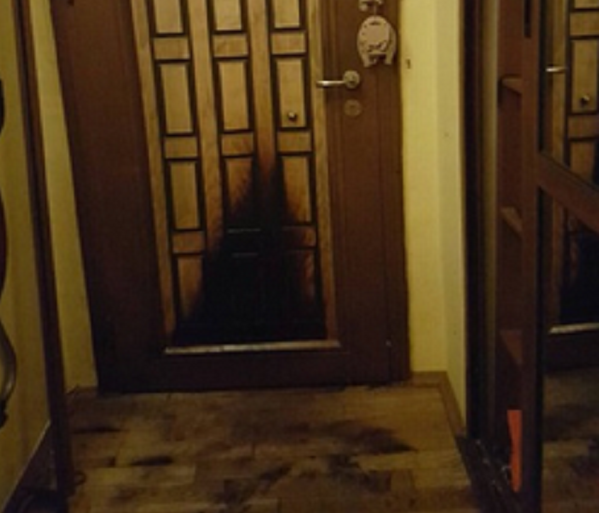 Полицията в Свищов разследва пожар на входна врата на апартамент