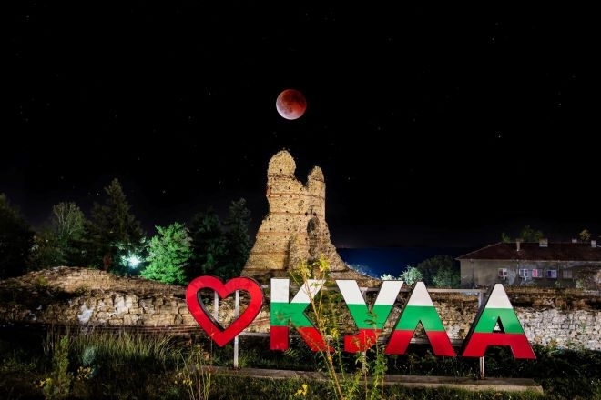 Лунно затъмнение: Хиляди се радваха на "Кървава Луна", вижте явлението и от Северозапада /снимки/