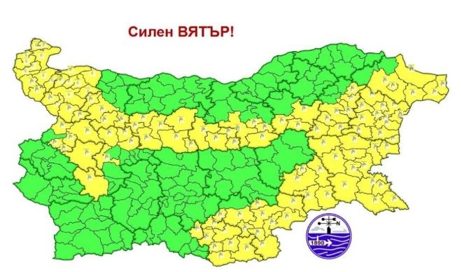 Днес южният вятър в районите разположени северно от планините и в Източна България