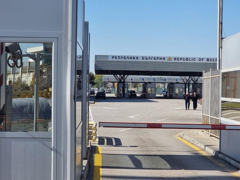 Голямо количество контрабандни парфюми и облекла задържаха митническите служители на Граничния контролно пропускателен пункт