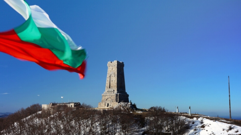 Пропаднал участък затруднява движението по пътя между Габрово и връх