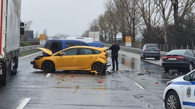 Верижна катастрофа със 7 автомобила временно ограничава движението на пътя