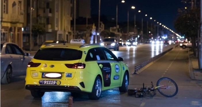 Таксиметров шофьор движейки се по булевард Ломско шосе засича велосипедист