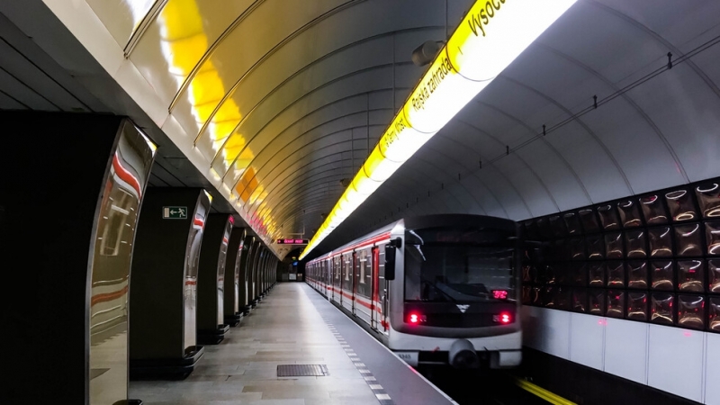 Откриха избягал затворник, заклещен в тунел на метрото в Прага