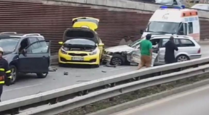 Катастрофа между четири коли на булевард България в София пострадало