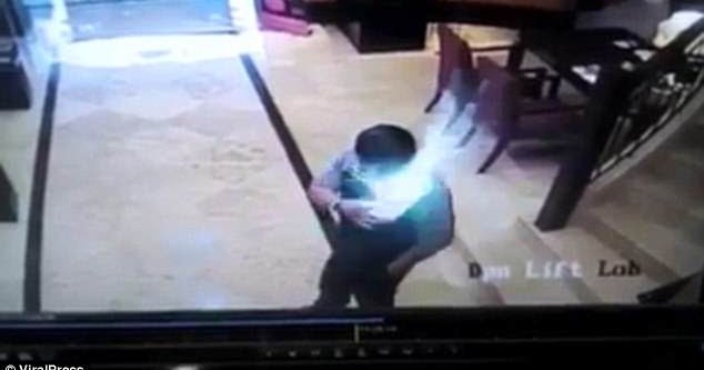 Служител в един от хотелите в индонезийския град Семаранг провинция