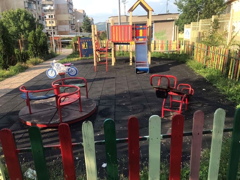 Детската площадка до Медицинския филиал Проф д р Иван Митев в