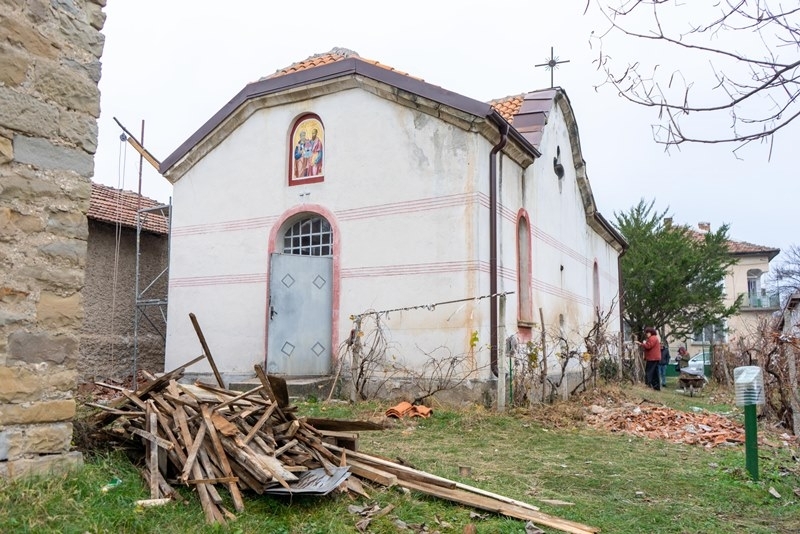 Дни преди Никулден започна основен ремонт на покрива на църквата