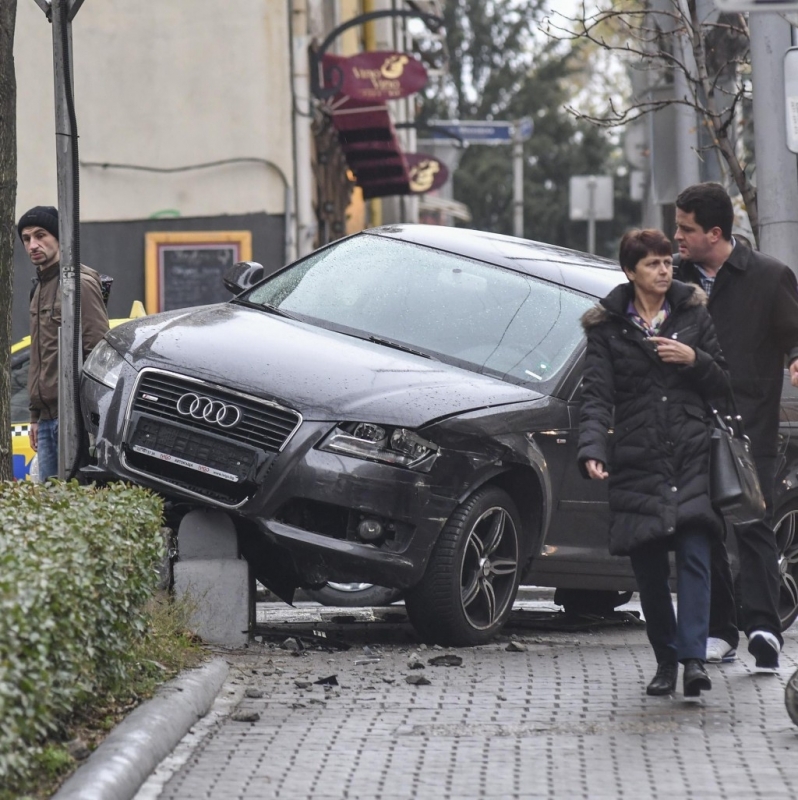 Лек автомобил Ауди и такси се удариха на кръстовището на