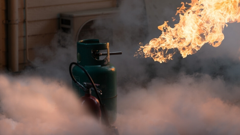 Огнеборци гасиха пламъците от газова бутилка в Монтанско, съобщиха от
