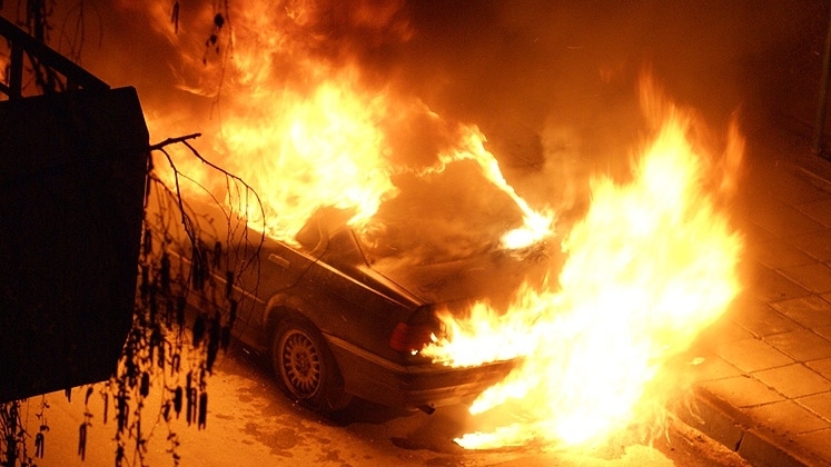 Кола е изгоряла напълно при пожар в Лом съобщават от