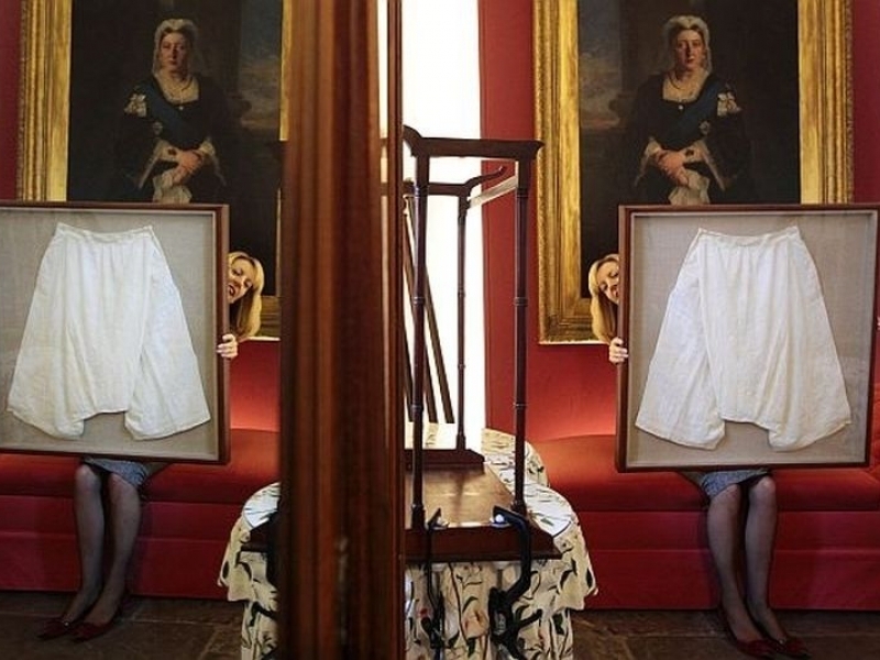 Долно бельо под формата на огромни памучни кюлоти дълги копринени