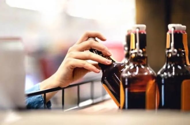 Мъж отмъкна бутилки с алкохол от магазин във Враца собственикът