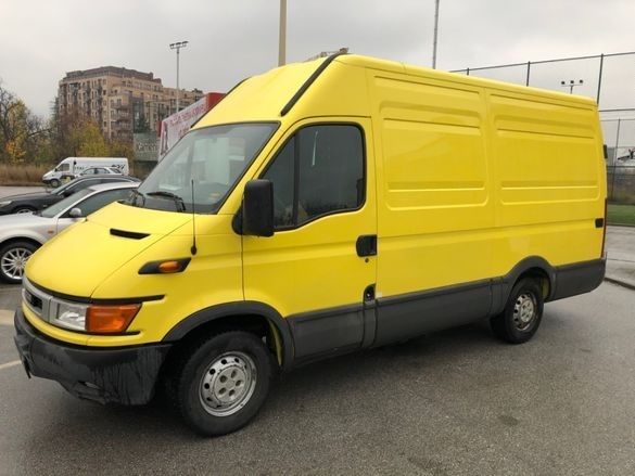 Мъж се повози с буса си на стадиона във видиско