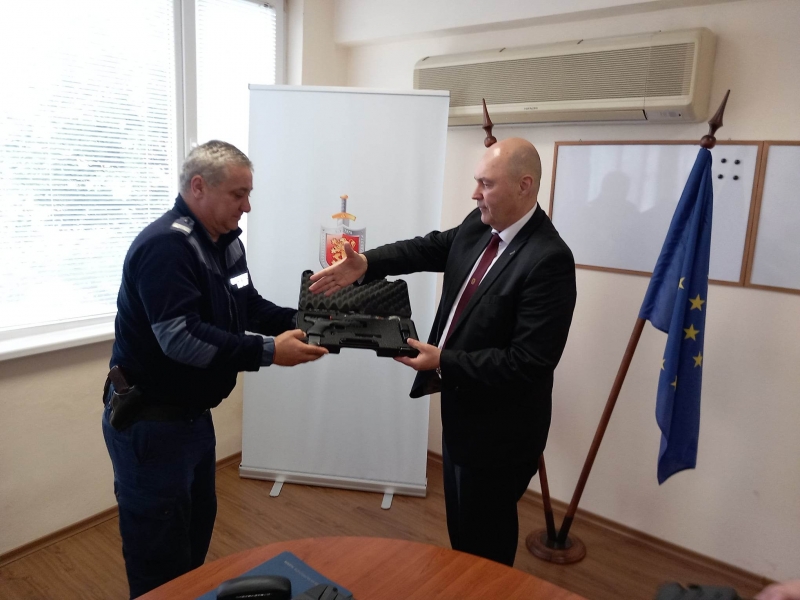 Зам.-министър въоръжи полицаи от Враца с нови пистолети