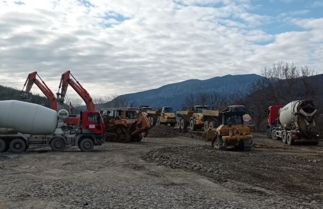 Напредва изпълнението на строително монтажните дейности които се извършват на трасето