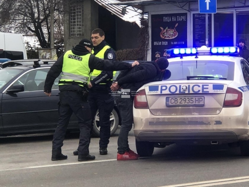 Полицаи преследваха мъртвопиян джигит във Врачанско, съобщиха от МВР в