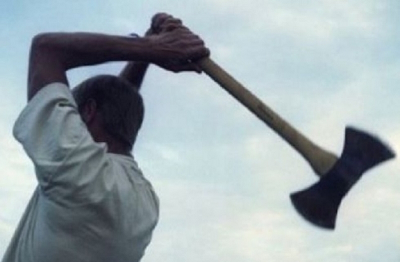 Мъж е загинал след като е ударен с брадва при