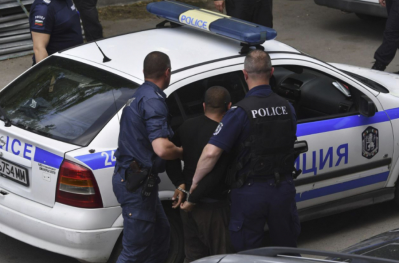 Полицаи са намерили наркотици в дома и колата на мъж