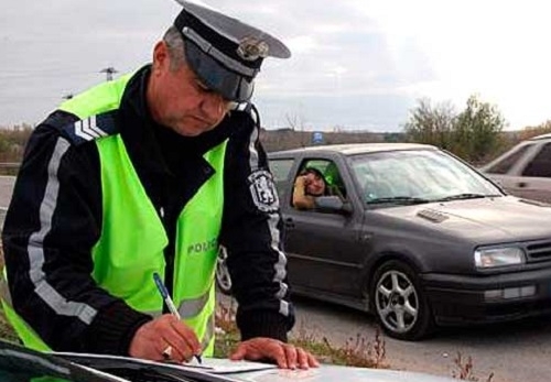 Полицейски служители са спрели мъж карал лекия си автомобил без