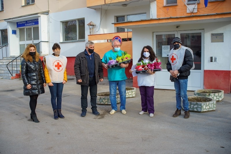 Община Мездра и БЧК зарадваха с подаръци екипа на АГ отделението в местната болница за Бабинден /снимки/