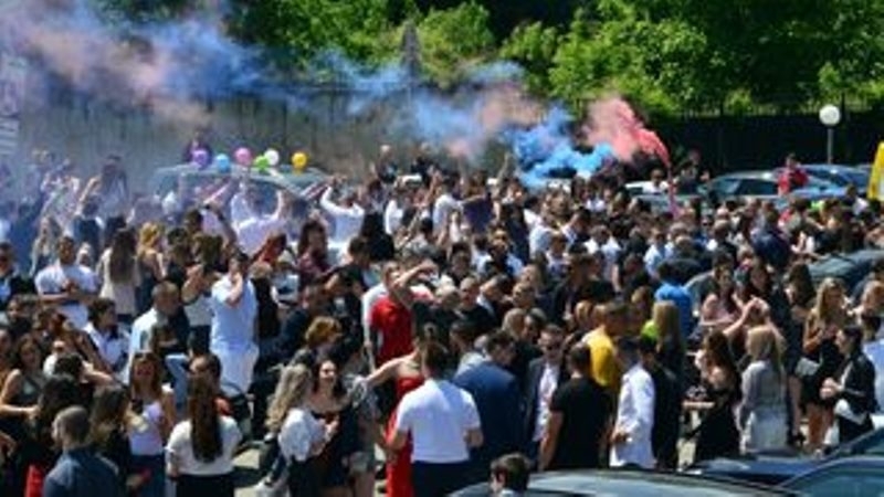 Издирват съучениците на 18 годишен абитуриент от Бяла заразен с коронавирус