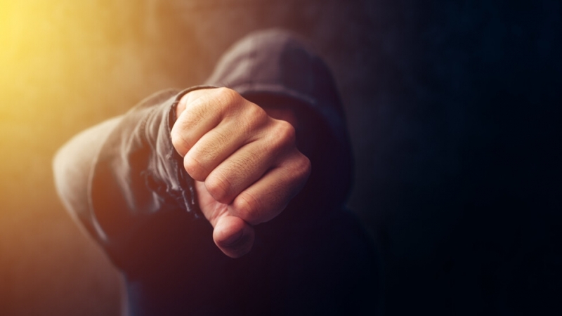 Клип показващ непровокирана агресия срещу възрастен мъж взриви социалните мрежи