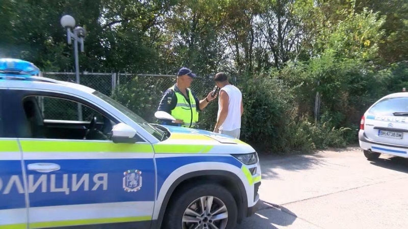 МВР с ударна акция! Полицаи изпотиха от проверки редица шофьори на пътя Враца-Оряхово