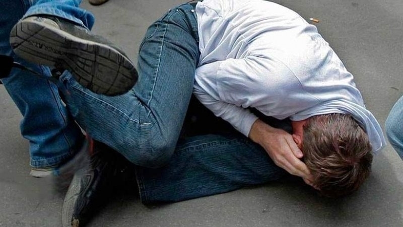 Баща и син пребиха мъж в Радомирско съобщиха от полицията Инцидентът е