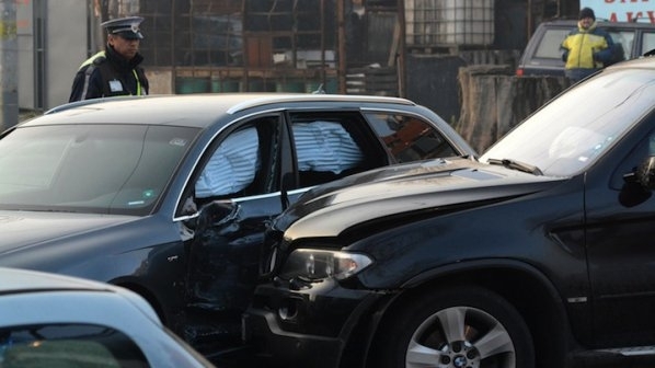 Тежка катастрофа е станала минути след полунощ на кръстовище във