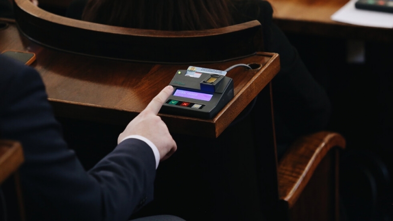 Парламентът гласува на първо четене прагът на задължителната регистрация по