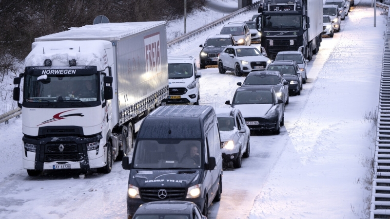 Спасителните служби са евакуирали днес хора от стотици моторни превозни