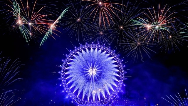 Със светлинни спектакли и надежда за по добра година светът посрещна