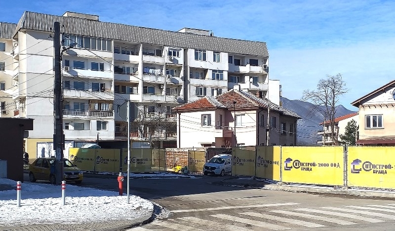 Временно ограничиха движението по улица във Враца съобщиха от местната