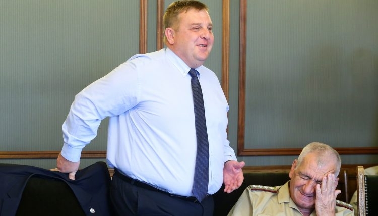 Бившият военен министър Красимир Каракачанов панически се опитва да избяга