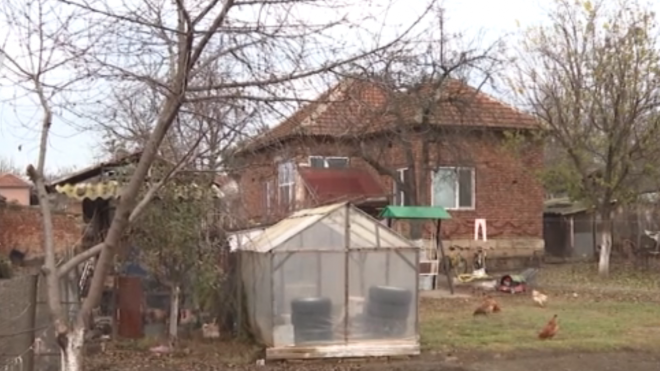 Детето, живяло в кокошарник в Крушовица, все още не е върнато на майката