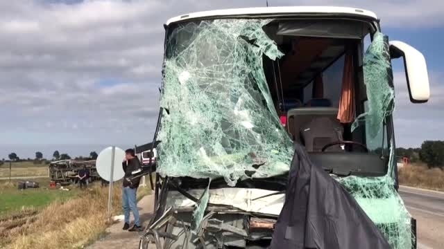 16 души бяха ранени при тежка катастрофа между ТИР и