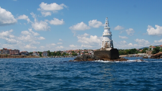 Тежък инцидент на северния плаж в Ахтопол Двама летовници загубиха