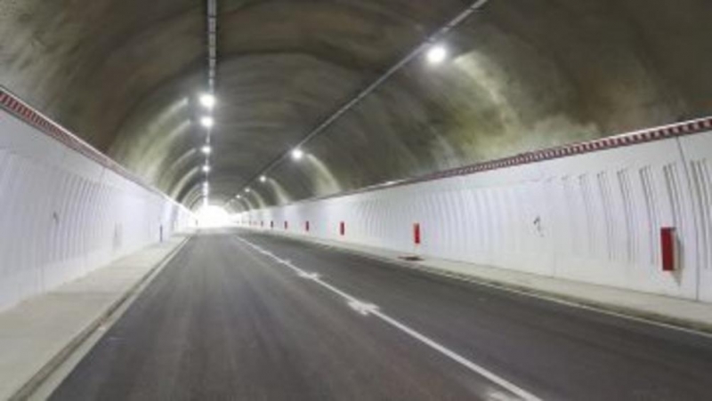 Водачите да шофират с повишено внимание в района на тунел
