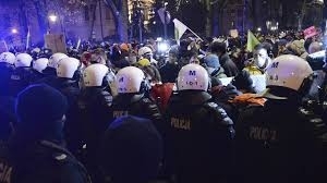 В Полша за поредна вечер се проведоха масови протести след