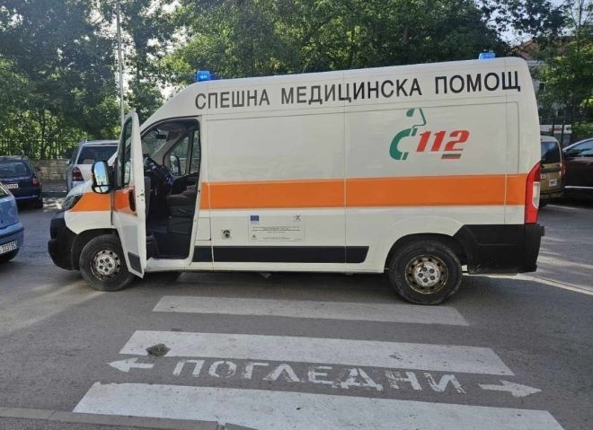 Инцидент на пътя! Шофьор блъсна и рани жена на пешеходна пътека във Враца