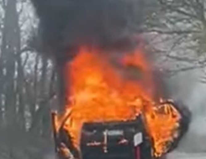 Горящ джип затрудни движението по пътя Варна Бургас В