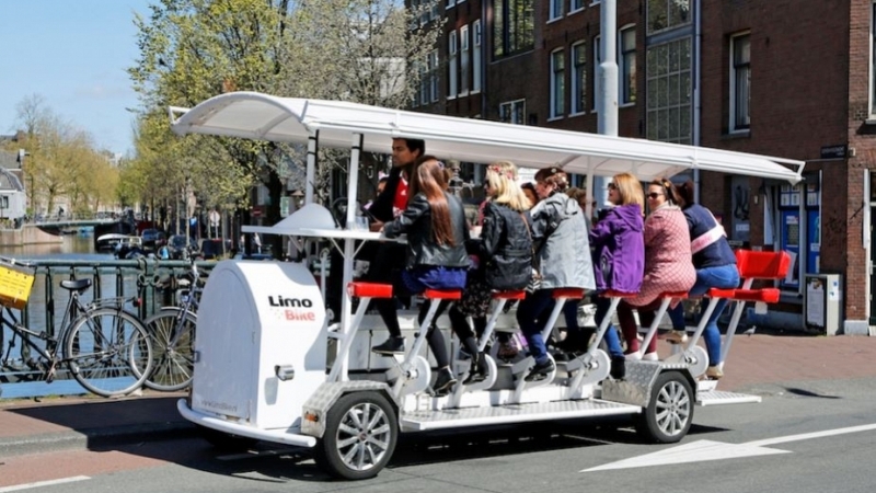 Амстердам забранява бирените байкове в центъра на града от 1