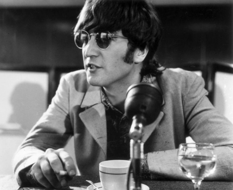 Прословутите слънчеви очила с кръгли рамки и стъкла на Джон