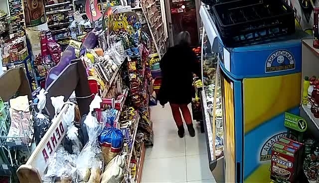 Възрастна врачанка е откраднала сладки от магазин в града съобщиха